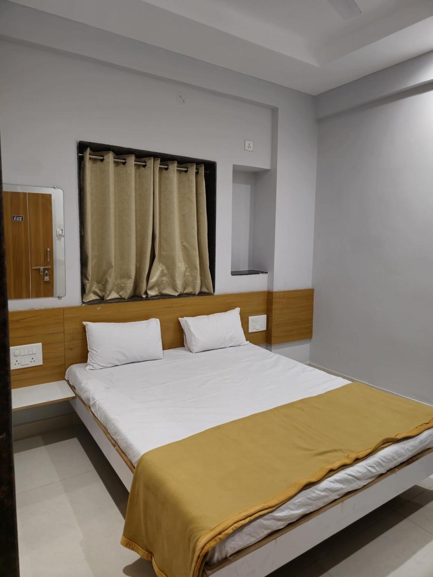 Vivanta Inn Lodge, Solāpur Exterior foto